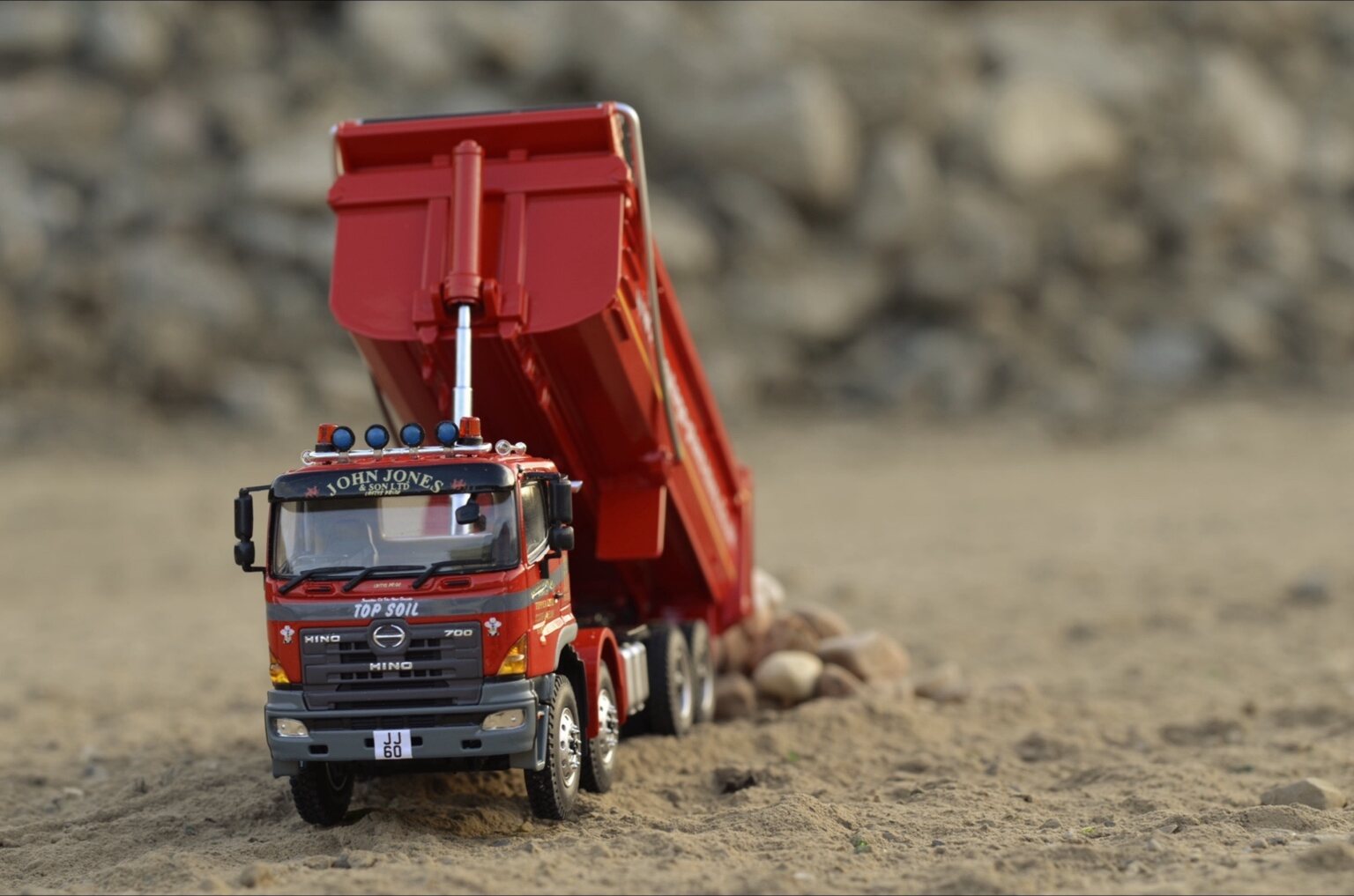 Tipper model delivering loose aggregate material